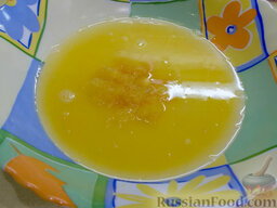 Овсяная каша с апельсином и арахисом: Апельсин очистите и выдавите из него сок. Оставьте несколько долек апельсина, чтобы добавить их в кашу. Поломайте их на небольшие кусочки, чтобы получилась мякоть.