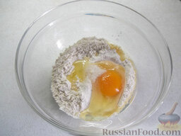 Оладьи с клубникой: Как приготовить оладьи с клубникой:    В миске соедините муку, сахар, ванилин, яйцо, растительное масло.
