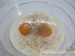 Омлет, варенный в пакете: Как приготовить вареный омлет в пакете:    В глубокую тарелку налейте молоко, добавьте яйца и приправьте специями.
