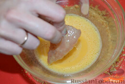 Куриные наггетсы без масла: Окунуть филе в яйцо.