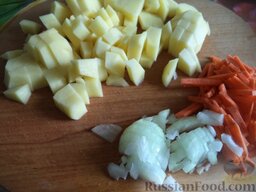 Капустняк с курицей и пшеном: Тем временем очистить и помыть картофель, лук, морковь. Картофель нарезать кусочками, лук - кубиками, а морковь - тонкой соломкой.