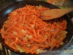 Капустняк с курицей и пшеном: Разогреть сковороду, налить растительное масло. Выложить вторую половину лука и моркови. Тушить на среднем огне, помешивая, 2-3 минуты.