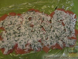 Рулетики из красной рыбы и свежего сыра: Выложить начинку из сыра и распределить равномерно.