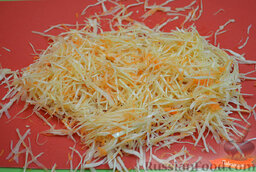 Лаваш с курицей и овощами: Нашинковать капусту тонкой соломкой.  Натереть морковь на мелкой терке. Посолить по вкусу, добавить щепотку сахара.   Перемешать капусту с морковью, немного отжать.
