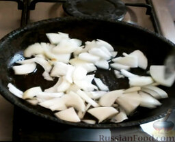 Свекла по-корейски: На сковороде разогреть растительное масло. Выложить лук на сковороду и обжарить его до золотистого цвета.