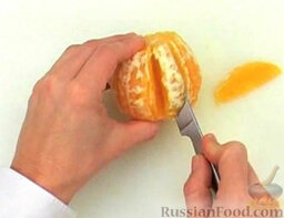Цитрусовый напиток: Как приготовить цитрусовый напиток:    Снять кожуру с апельсина. Мякоть нарезать тонкими дольками, а затем мелкими кубиками.