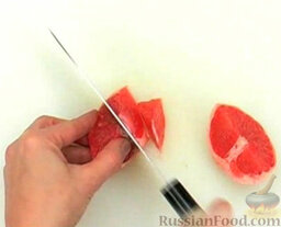 Цитрусовый напиток: Ножом очистить грейпфрут. Нарезать небольшими кусочками.