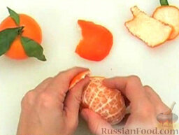 Цитрусовый напиток: Очистить мандарины. Разобрать на дольки.