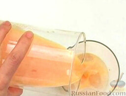 Цитрусовый напиток: В высокий стакан влить до половины газированную воду. Добавить несколько кубиков льда.  Добавить сок. Можно добавить в цитрусовый напиток несколько ломтиков цитрусов.