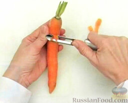 Мультифруктовый пунш: Очистить морковь.