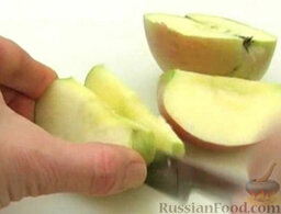 Мультифруктовый пунш: Яблоко разрезать, очистить от семян.