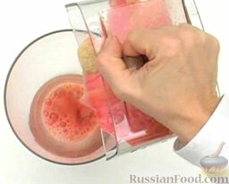 Мультифруктовый пунш: Перелить пунш в стакан. При желании долить немного холодной воды.
