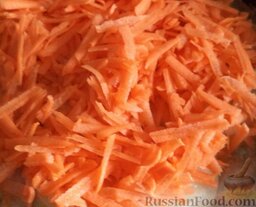 Закусочный печеночный торт: Морковь очистить, помыть, натереть на крупной терке.