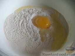 Чебуреки домашние: Как приготовить чебуреки домашние:    Муку просеять в миску. Посолить.  Вбить яйцо (по желанию).