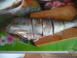 Рыбный суп (из судака): Обрезать плавники. Отрезать хвост и голову. Разрезать рыбу на порционные кусочки.