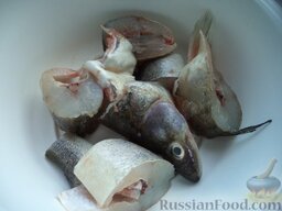 Рыбный суп (из судака): Выложить кусочки судака в миску. Посолить, перемешать. Оставить на 20 минут.