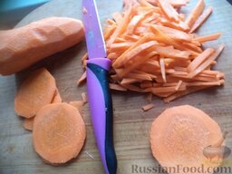 Рыбный суп (из судака): Морковь очистить, помыть, нарезать тонкой соломкой.