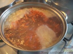 Рыбный суп (из судака): Налить в кастрюлю 2 л воды, поставить на огонь. Вскипятить. В кипяток выложить картофель, рис, лук и морковь. Довести до кипения. Убавить огонь до маленького, накрыть крышкой, варить 15-20 минут.