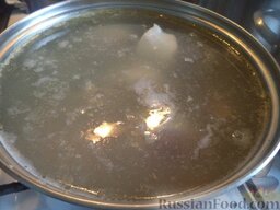 Рыбный суп (из судака): Выложить в кастрюлю с супом кусочки судака. Посолить, добавить лавровый лист. Варить рыбный суп из судака 10 минут.