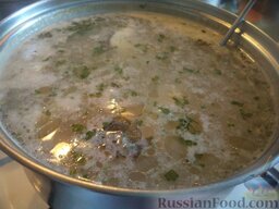 Рыбный суп (из судака): Помыть и мелко нарезать зелень. Добавить зелень в суп, влить 2-3 ст. ложки растительного масла. Снять рыбный суп из судака с огня.