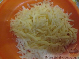 Открытый пирог с луком-пореем: Сыр натереть на крупной терке.