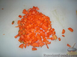 Суп из лука-порея и картофеля: Морковь нарезать мелким кубиком.