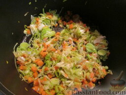 Суп из лука-порея и картофеля: Обжарить на растительном масле лук-порей и морковь.