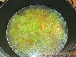 Суп из лука-порея и картофеля: Залить овощным бульоном или водой.