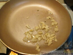 Суп из лука-порея и картофеля: На сковороде обжарить измельченный чеснок.