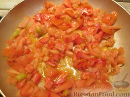 Суп из лука-порея и картофеля: Добавить бланшированный и очищенный от кожицы нарезанный кубиком помидор. Посолить, поперчить. Добавить укроп.