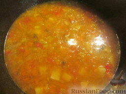 Суп из лука-порея и картофеля: Влить помидоры в суп, добавить картофель и варить суп из лука-порея около 15 минут.