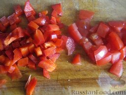 Овощной салат с брынзой (по-гречески): Как приготовить овощной салат с брынзой (по-гречески):    Перец сладкий помыть, разрезать на части, очистить от семян. Нарезать крупными кубиками или соломкой.  Помидоры нарезать кубиками.