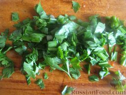 Овощной салат с брынзой (по-гречески): Салат и зелень помыть, нарезать.