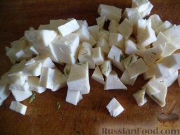 Овощной салат с брынзой (по-гречески): Брынзу нарезать кубиками.