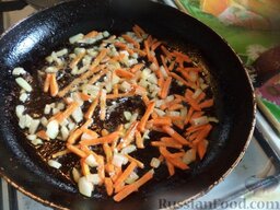 Куриные тефтели в сметанном соусе: В горячее масло выложить лук и морковь. Тушить на среднем огне, помешивая, 2-3 минуты.  Вскипятить чайник.
