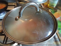 Куриные тефтели в сметанном соусе: Варить куриные тефтели в сметанном соусе под крышкой на самом маленьком огне 15-20 минут.