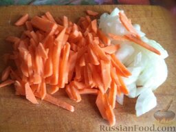 Куриные тефтели в сметанном соусе: Очистить и помыть морковь и репчатый лук. Лук нарезать кубиками, морковь тонкой соломкой.