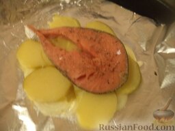 Красная рыба, запеченная в фольге: На картофель выложить рыбу. Сбрызнуть растительным маслом.