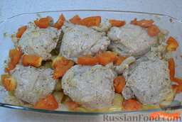 Запеченная курица с картошкой: Снять фольгу и подержать блюдо в духовке еще 10-15 минут.