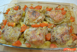 Запеченная курица с картошкой: Ужин готов, можно подавать запеченную курицу с картошкой к столу, например с салатом из овощей.   Приятного аппетита!
