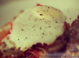 Яйца с томатно-грибным соусом: Переложить яйца вместе с овощами и грибами на сервировочную тарелку к гренкам. Посыпать молотым перцем.