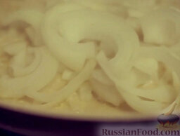 Яйца с томатно-грибным соусом: На сковороде разогреть масло. Выложить лук.