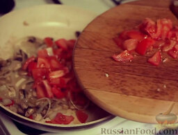 Яйца с томатно-грибным соусом: Добавить помидоры, перемешать. Накрыть крышкой и готовить до мягкости.