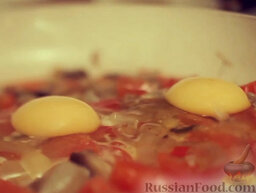 Яйца с томатно-грибным соусом: Яйца аккуратно разбить на 