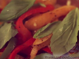 Салат из перца на гренках: Добавить в салат из перца листья базилика. Перемешать.