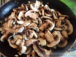 Тушеная квашеная капуста с шампиньонами: Выложить грибы. Тушить все вместе, помешивая, 3-4 минуты.
