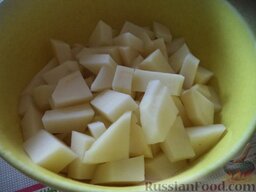 Рассольник с гречневой крупой: Картофель очистить, помыть и нарезать кусочками.