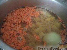 Красный борщ с сахарной свеклой: Добавить морковь. Варить 10 минут все вместе на небольшом огне под крышкой.