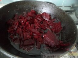 Красный борщ с сахарной свеклой: Разогреть сковороду, налить растительное масло. В горячее масло выложить подготовленную красную свеклу. Тушить, помешивая, на среднем огне 5 минут.