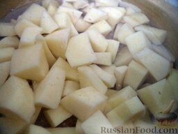 Красный борщ с сахарной свеклой: Картофель очистить, помыть и нарезать кусочками.